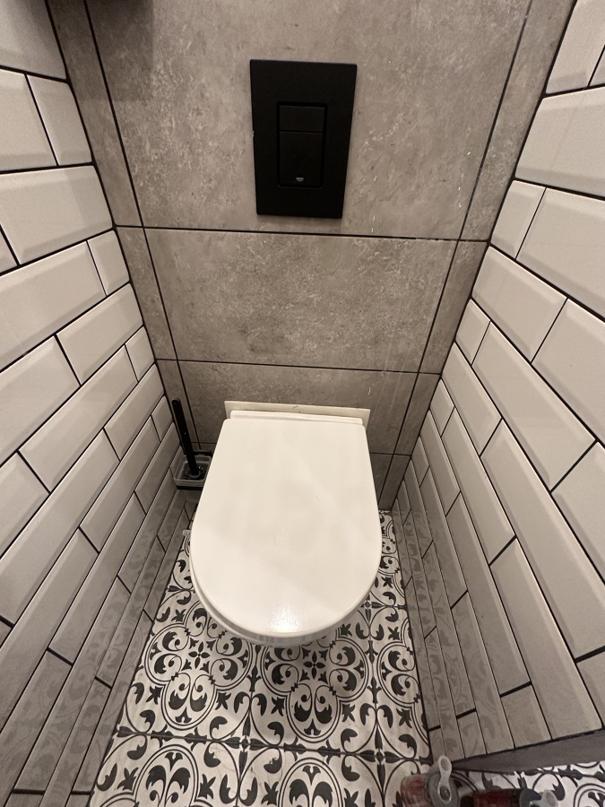Colocación de azulejos e instalación de un inodoro