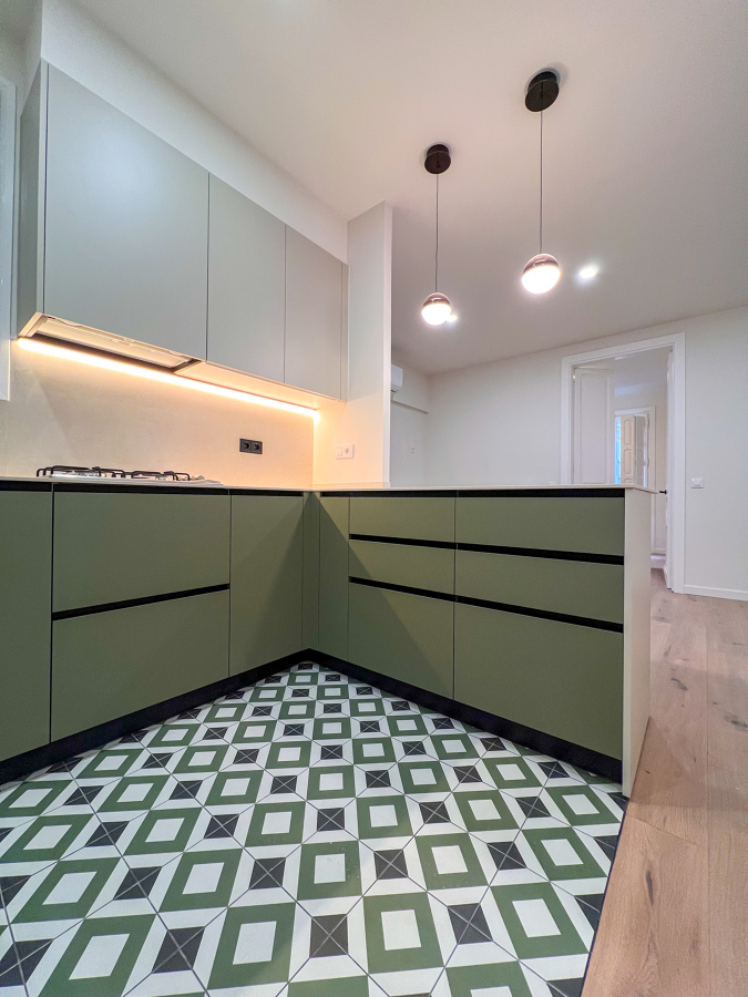 Cocina verde con azulejos y iluminación led