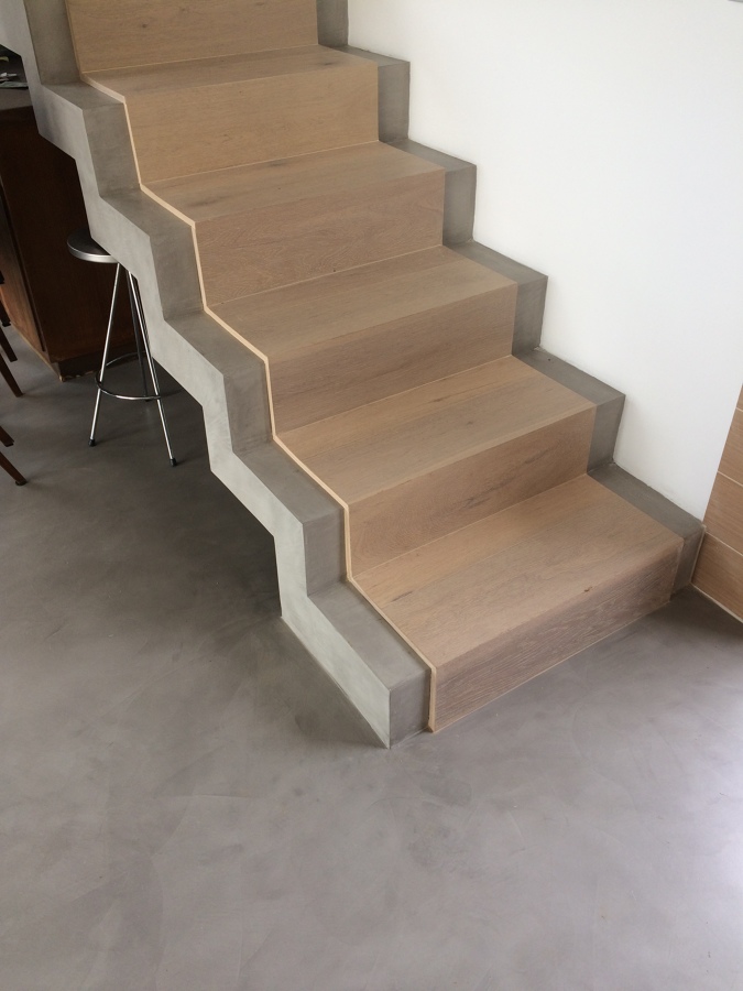 Escalera en Microcemento y madera  Madroñal Marbella