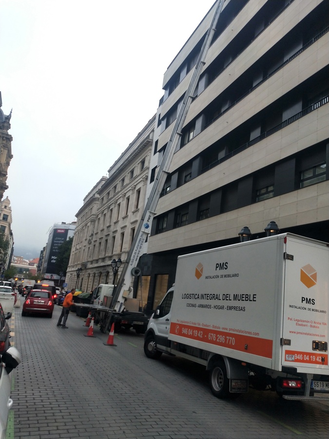 MUDANZA CON ELEVADOR DE FACHADA EN BILBAO