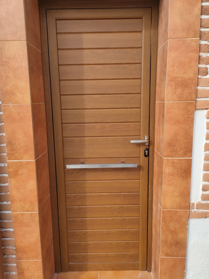 PUERTA DE ALUMINIO
