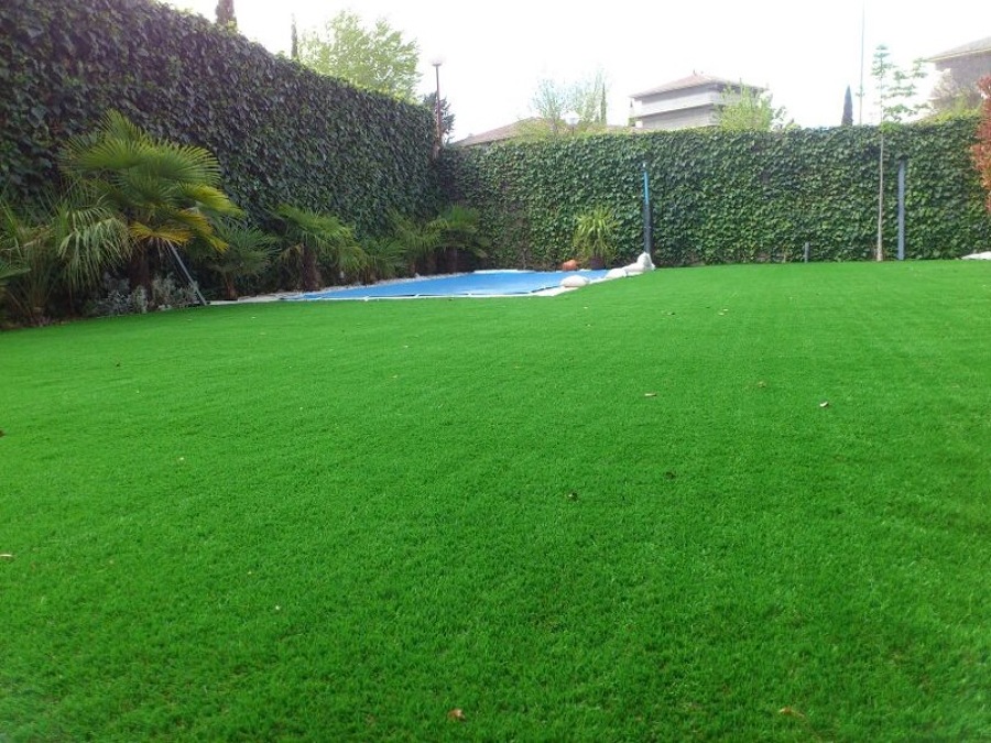 jardín con césped artificial ecocestal