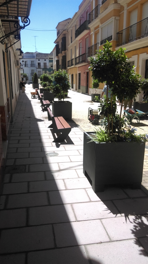 JARDINERAS Y BANCOS