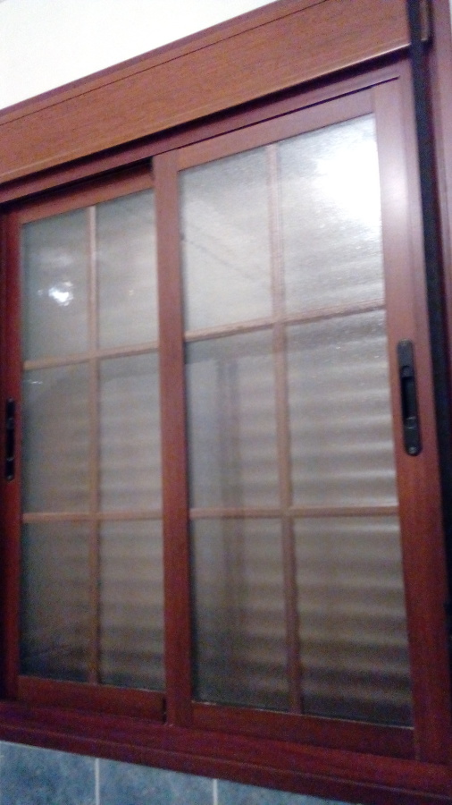 VENTANA CORREDERA CON PERSIANA 