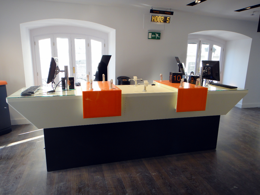 Mesa tienda Orange Puerta del Sol