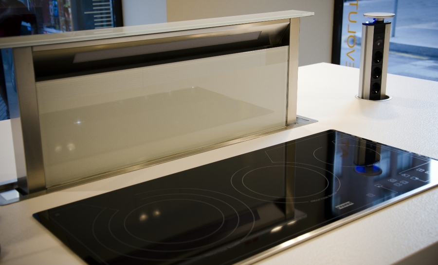 Foto: Modelo Onda, Detalle Campana de Encimera y Regleta Extraible de