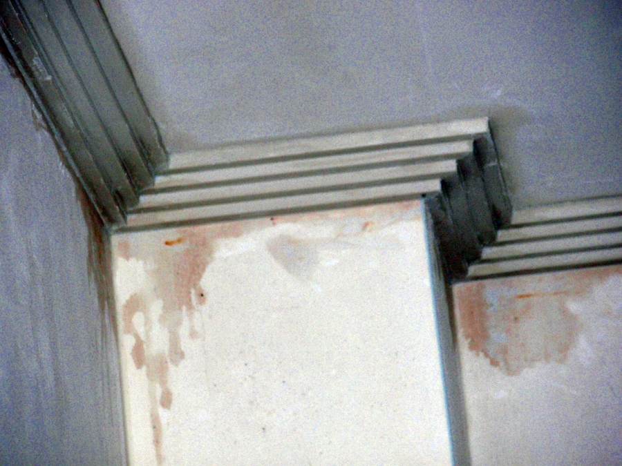 Moldura de escalón mediano.
