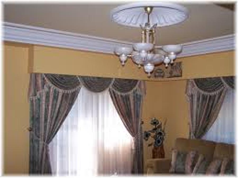 Moldura y plafon de escayola en salón, estilo clásico.