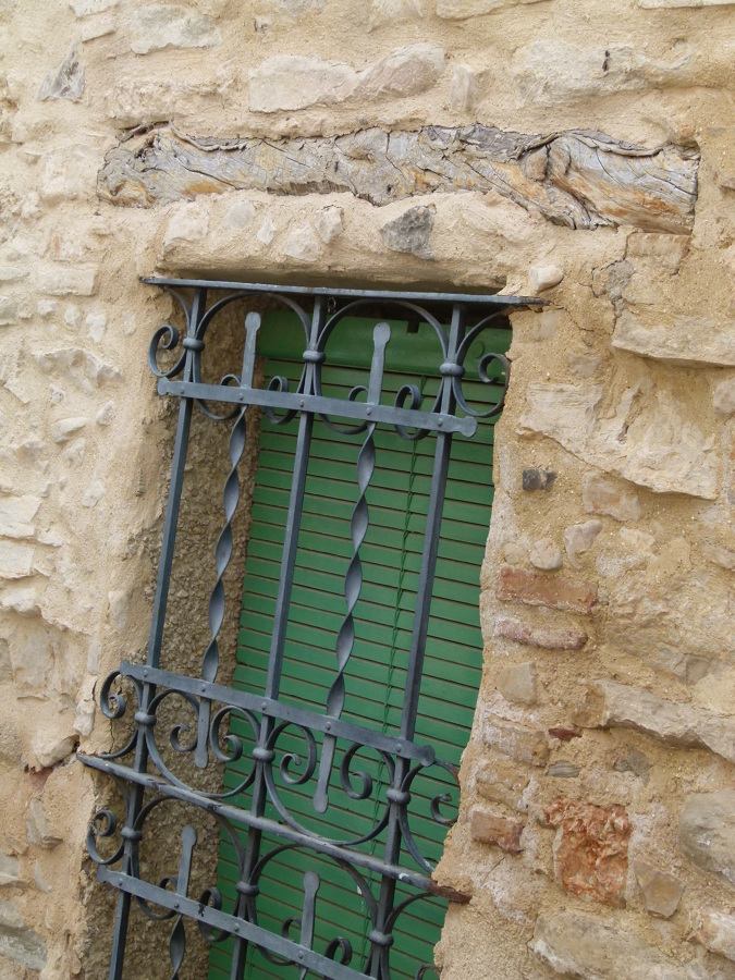 motivo antiguo en fachada de piedra