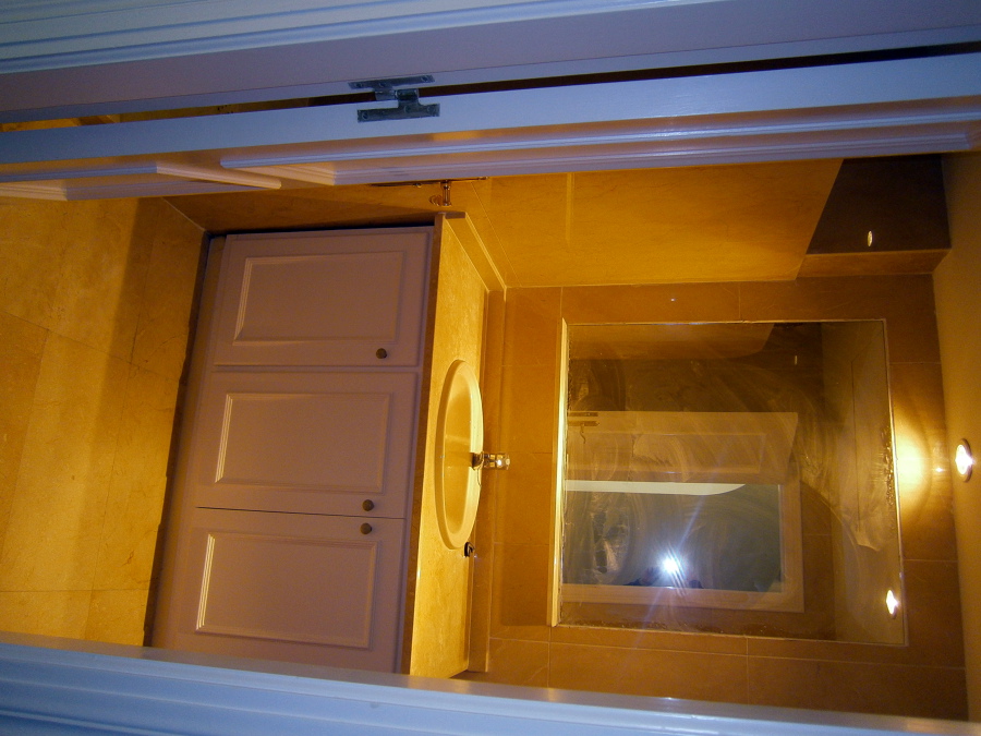 Foto: Conjunto de Mueble de Baño y Espejo de Raúl López Llorens