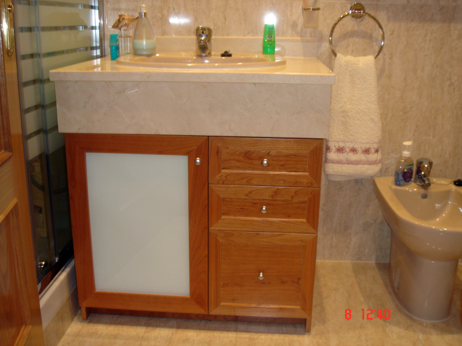 Mueble de baño a medida en cerezo