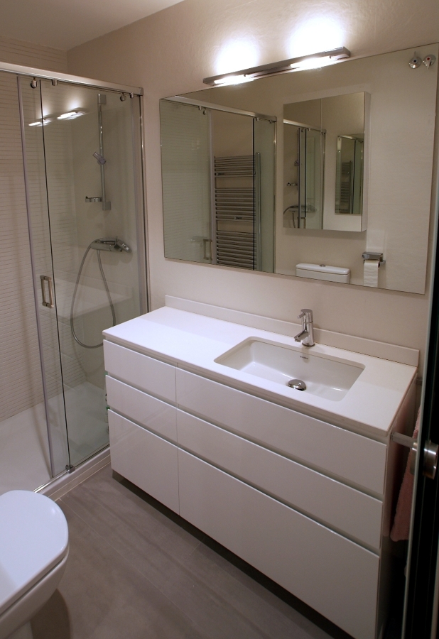 Mueble de baño realizado en DM hidrófugo (resistente a la humedad) y Mueble de baño realizado en DM hidrófugo (resistente a la humedad) y
