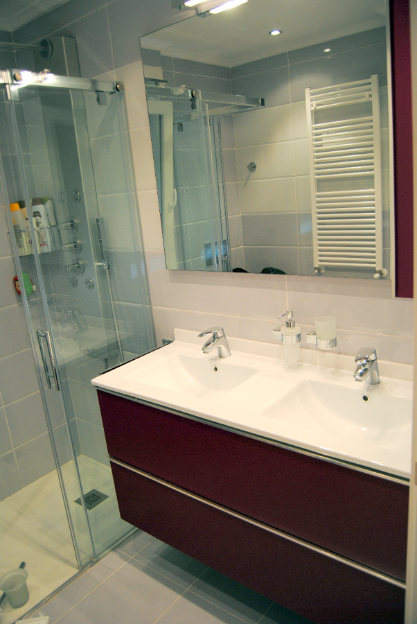 Mueble de baño suspendido .