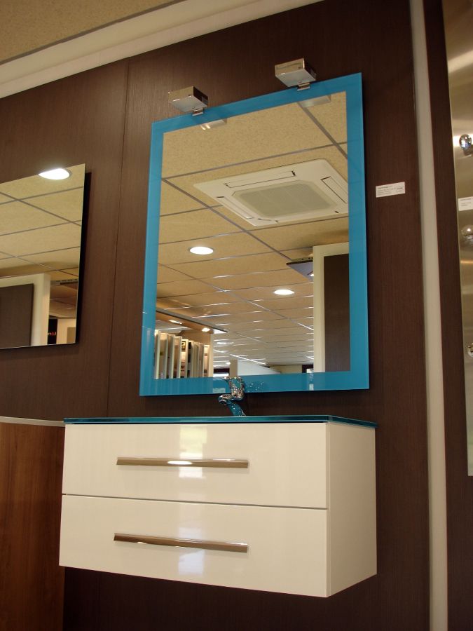 Foto: Mueble Encimera de Cristal Azul y Cristales en Azul de Muebles De