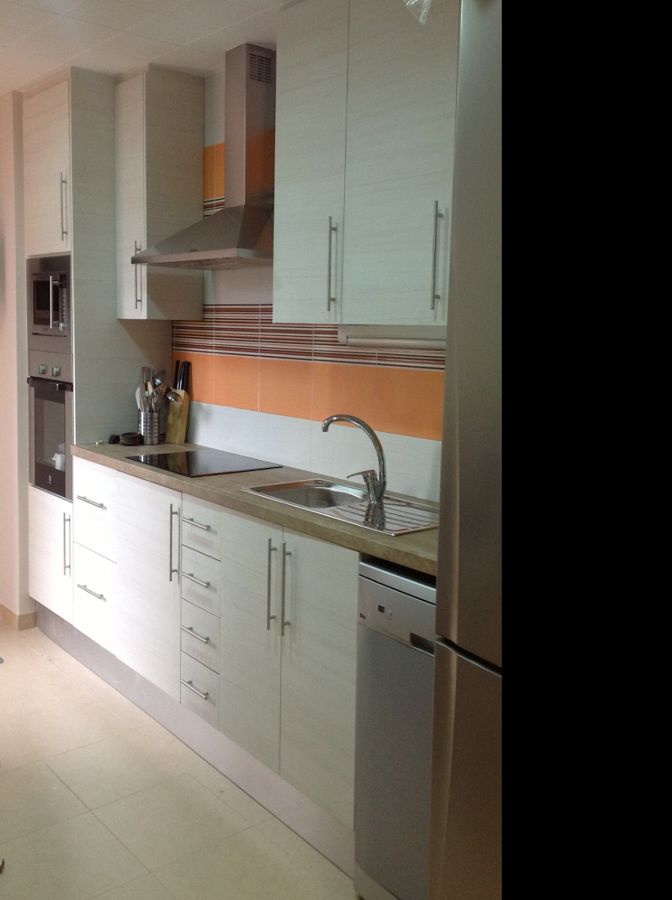 Muebles de cocina con columna y despensero puertas con bisagras Muebles de cocina con columna y despensero puertas con bisagras