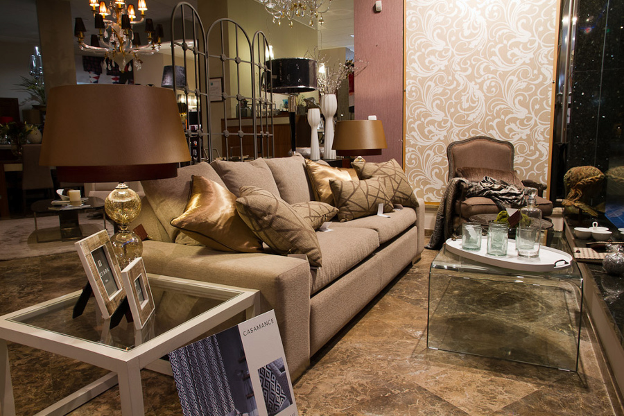 Muebles en  exposición L'estilo interiorismo