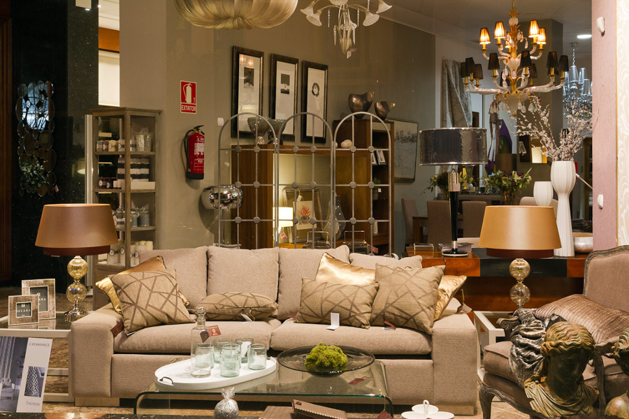 Muebles en  exposición L'estilo interiorismo