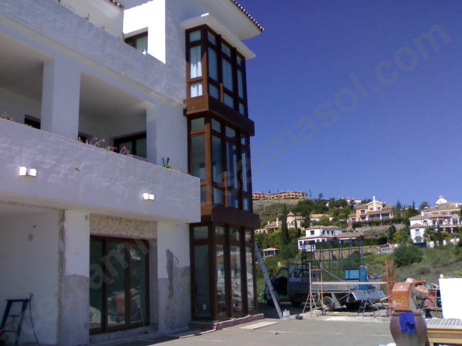 Muro Cortina Realizado en PVC Nogal
