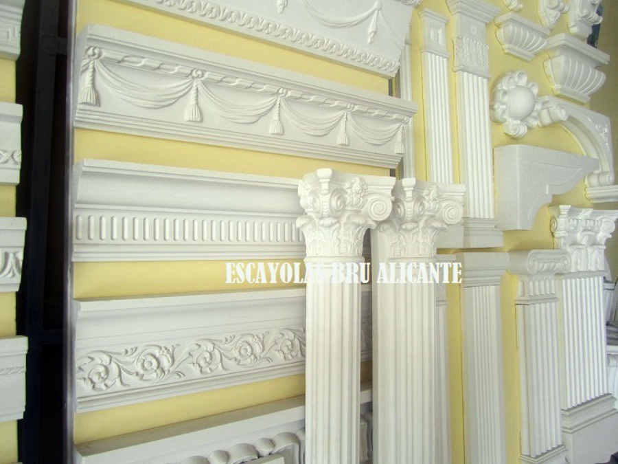 Foto: exposición y catálogo de molduras, columnas, ménsulas, arcos ...
