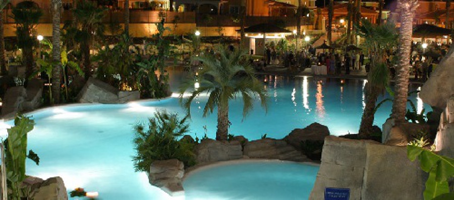 Piscinas y jardines