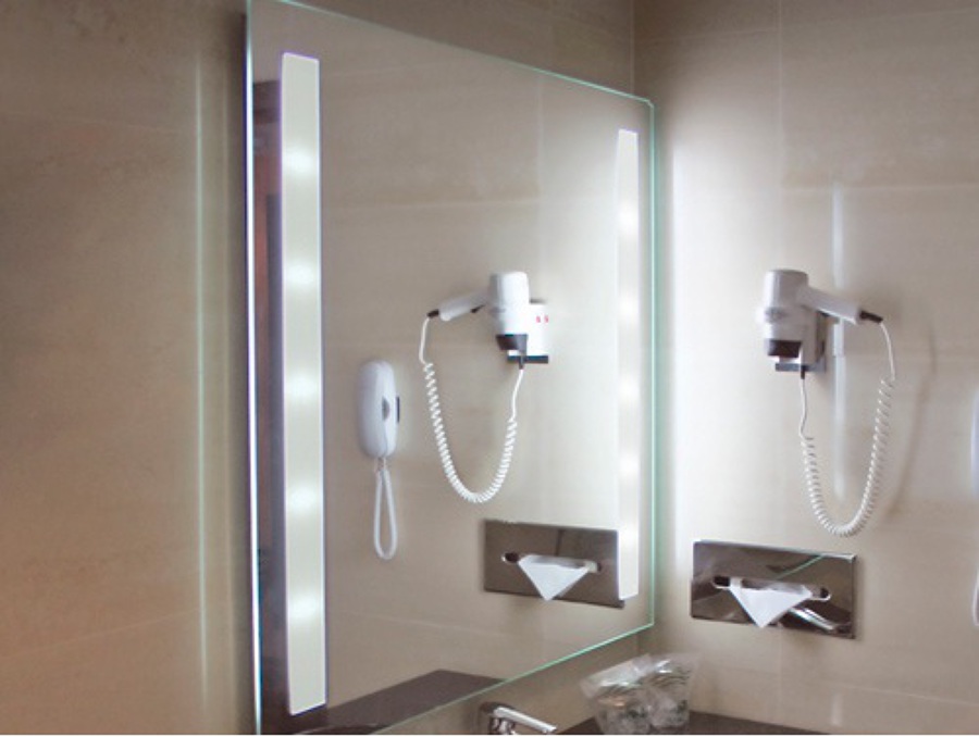 Baño con espejo