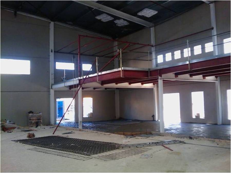 nave para pistas de pádel en construcción zona de cafetería.