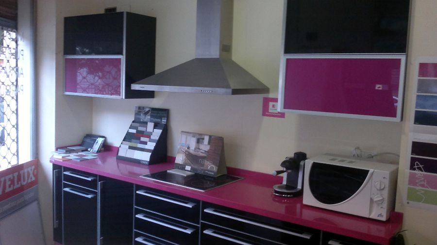 negro brillo, combinada con fucsia