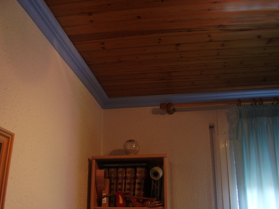 Habitación techo de madera, cornisas, estuco tipo gota y revestimiento japones.