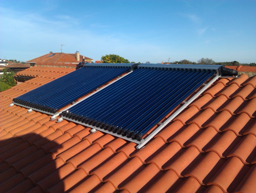 Foto: Paneles Solares de Tubos de Vacío en Techo de Tejas de Grupo Iman