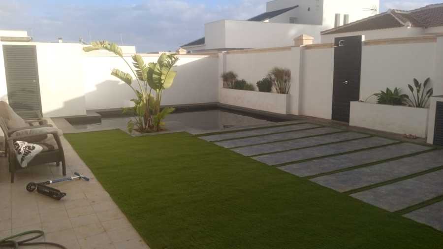 Instalación de césped artificial en patio