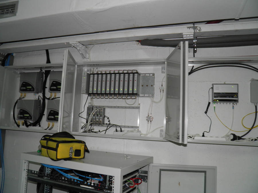 equpo de cabecera de antena con cámaras de seguridad y transmisión a través de fibra óptica