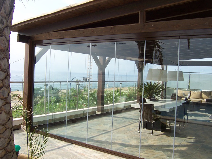 pergola madera y cortina de cristal