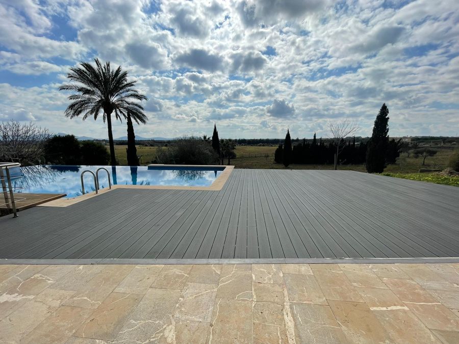 TARIMA DE MADERA EN PISCINA