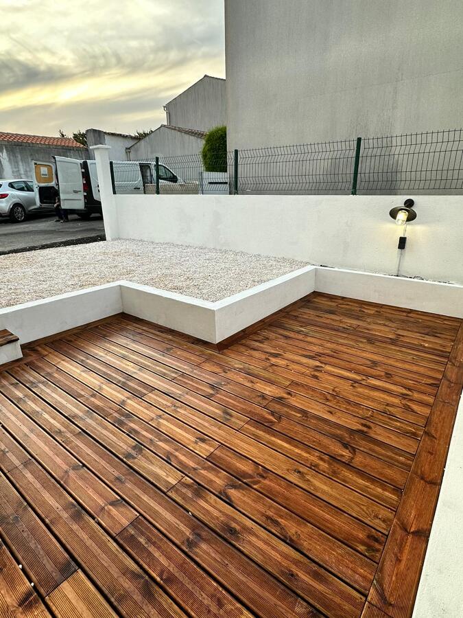 Terraza luminosa con acabados resistentes