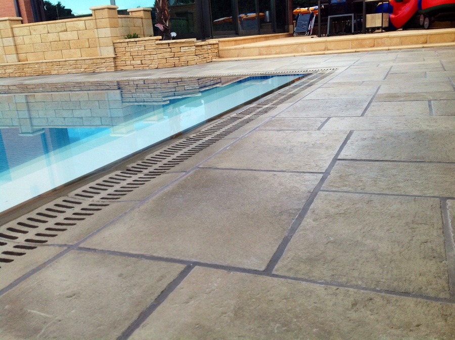 Piedra y piscina 