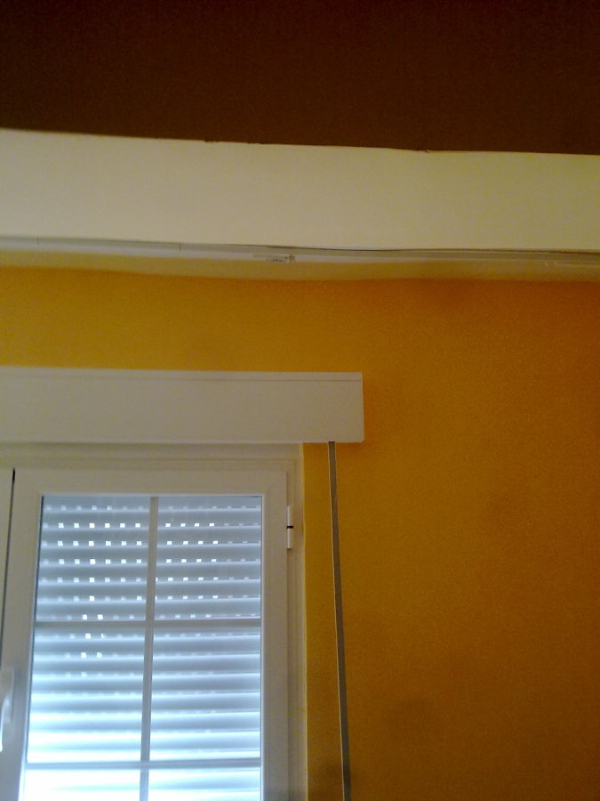 pintado de salon con persiana nueva y hueco cerrado