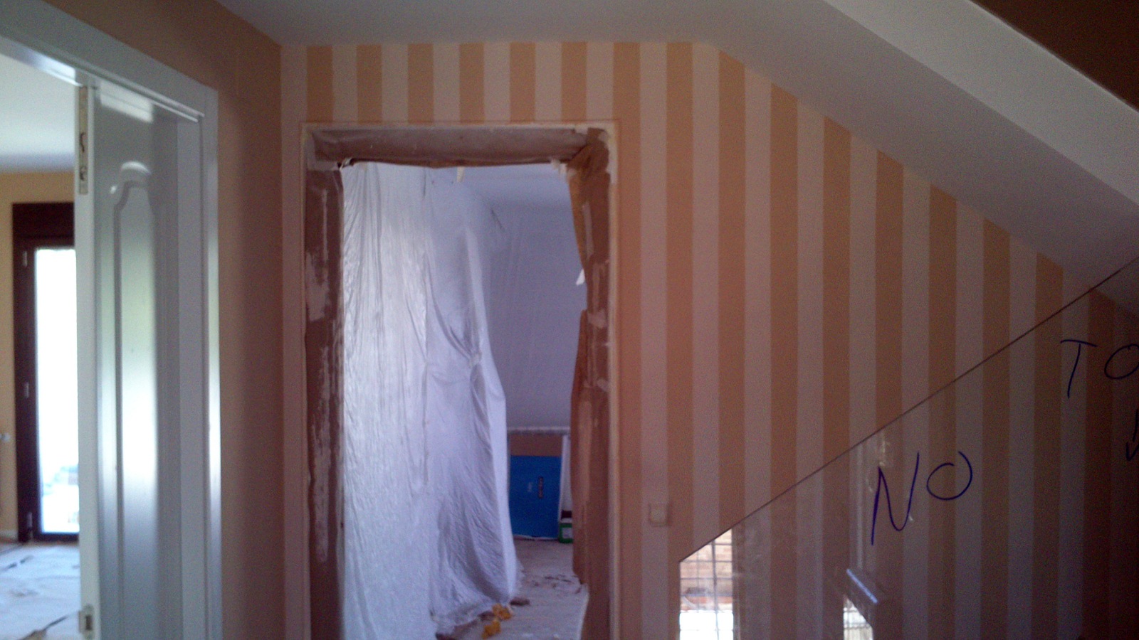pintura a rayas en pasillo