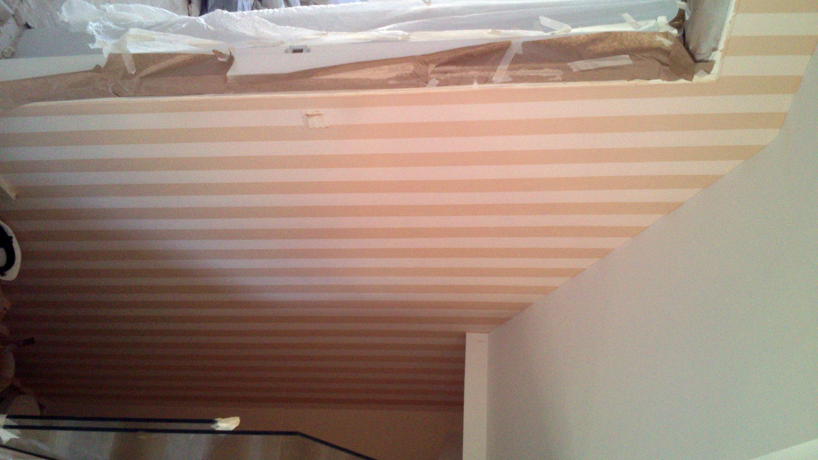 pintura a rayas en pasillo
