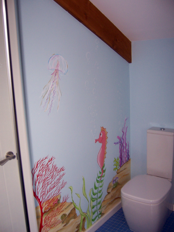 Pintura de dibujos en baño infantil