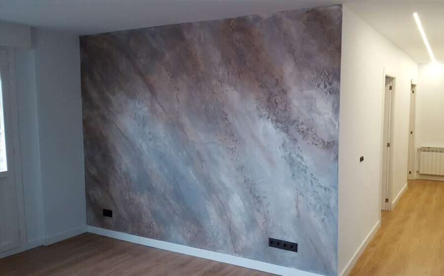 Alisado de pared con gotelé y decoración