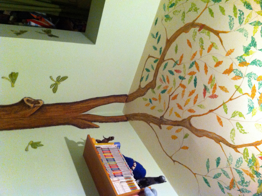 Pintura en techo y arbol decorativo