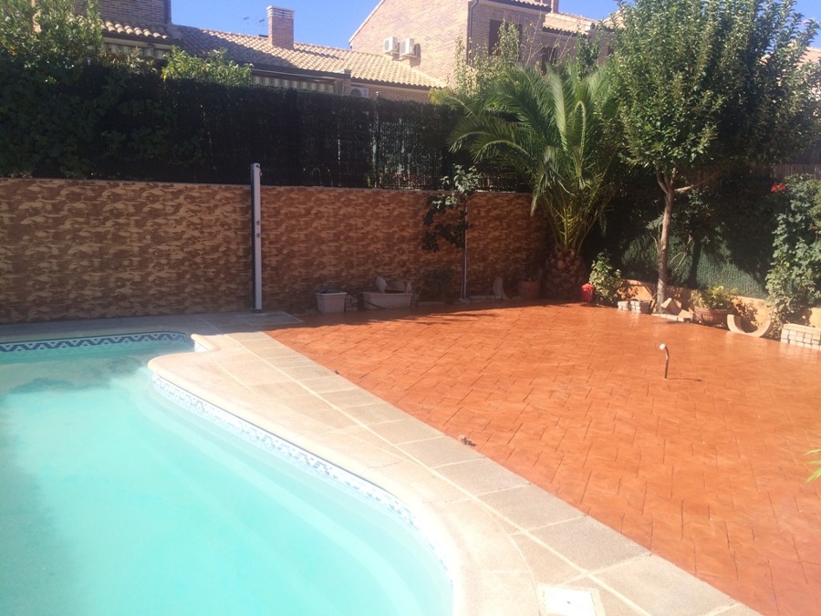 Piscina con Hormigón Impreso Alrededor