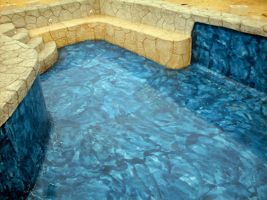 PISCINA AZUL E