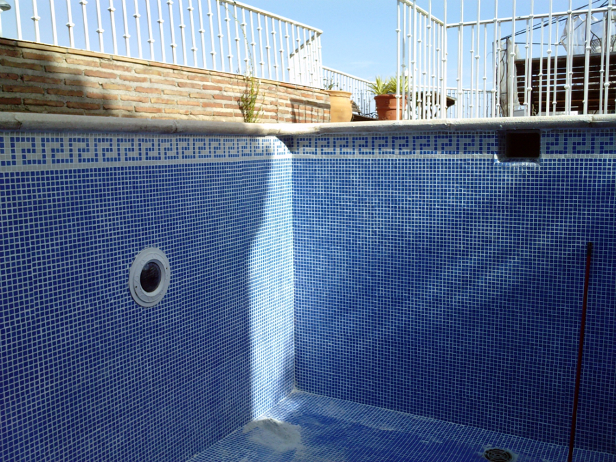 piscina azul niebla