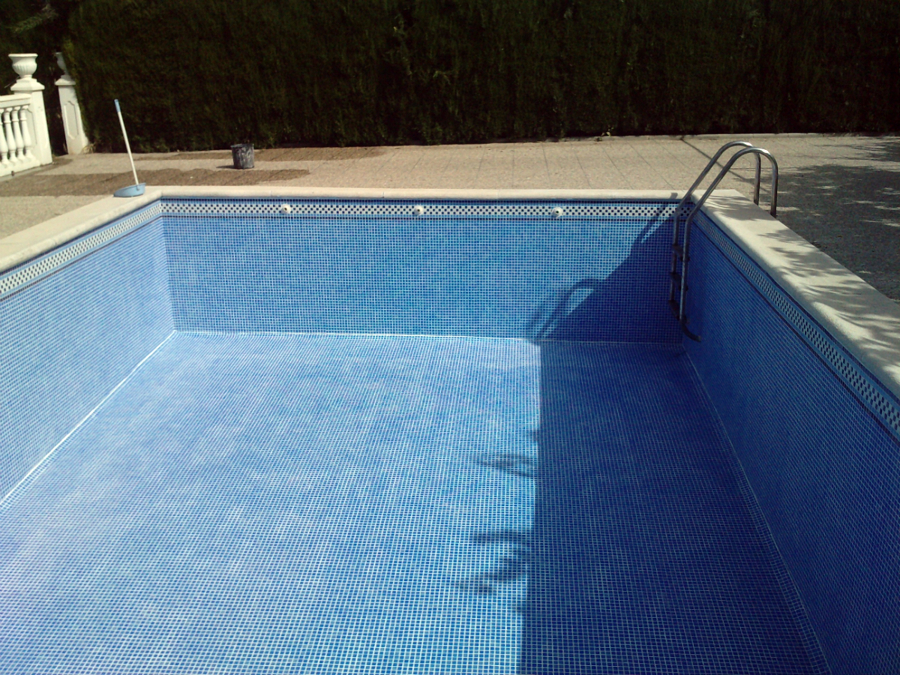 piscina azul niebla