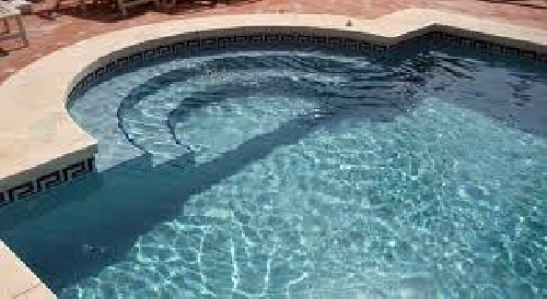 PISCINA CON ESCALERA REDONDA