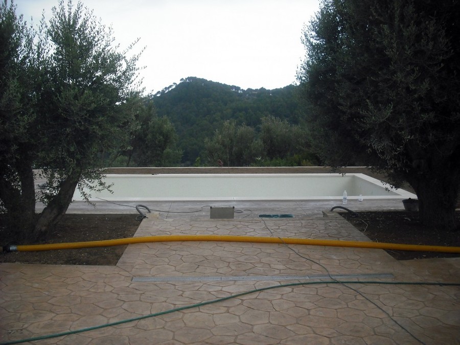 PISCINA CON GRESITE BLANCO Y TERRAZADE HORMIGON ESTANPADO