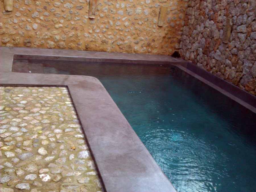 piscina con microcemento