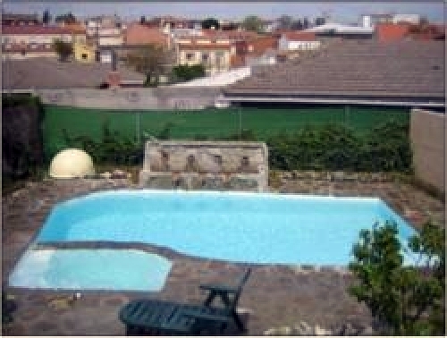 Piscina con pizarra natural