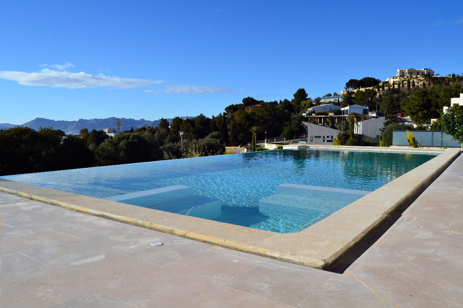 Piscina Infinity con zona Jacuzzi